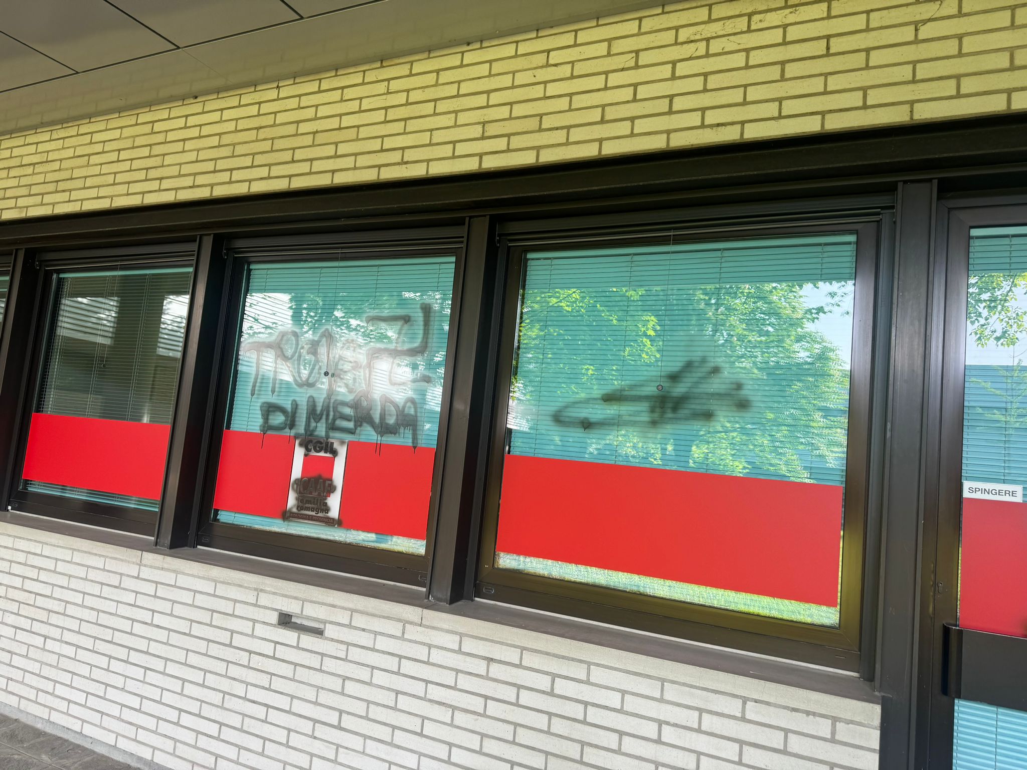 SEDE CGIL INTERPORTO DI BOLOGNA  IMBRATTATA CON MINACCE, SVASTICHE E INSULTI