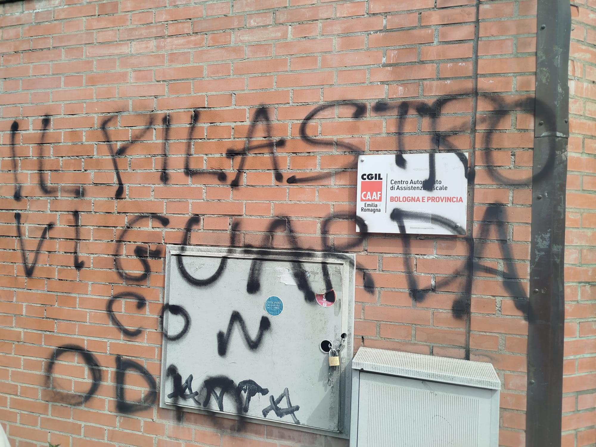Imbrattata la sede del sindacato e del Caaf Cgil di San Donato: adesso basta