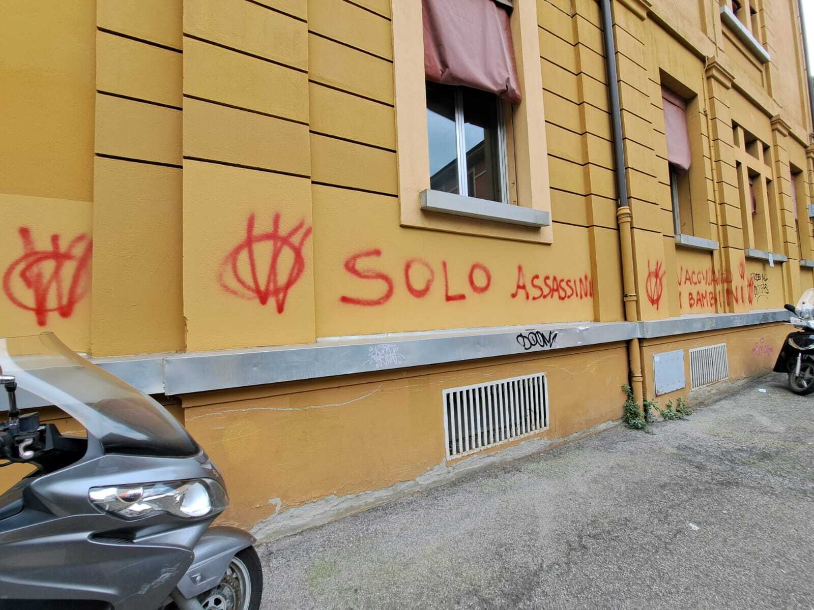 Scritte no vax sui muri della scuola: condanna Cgil e Flc Cgil Bologna 